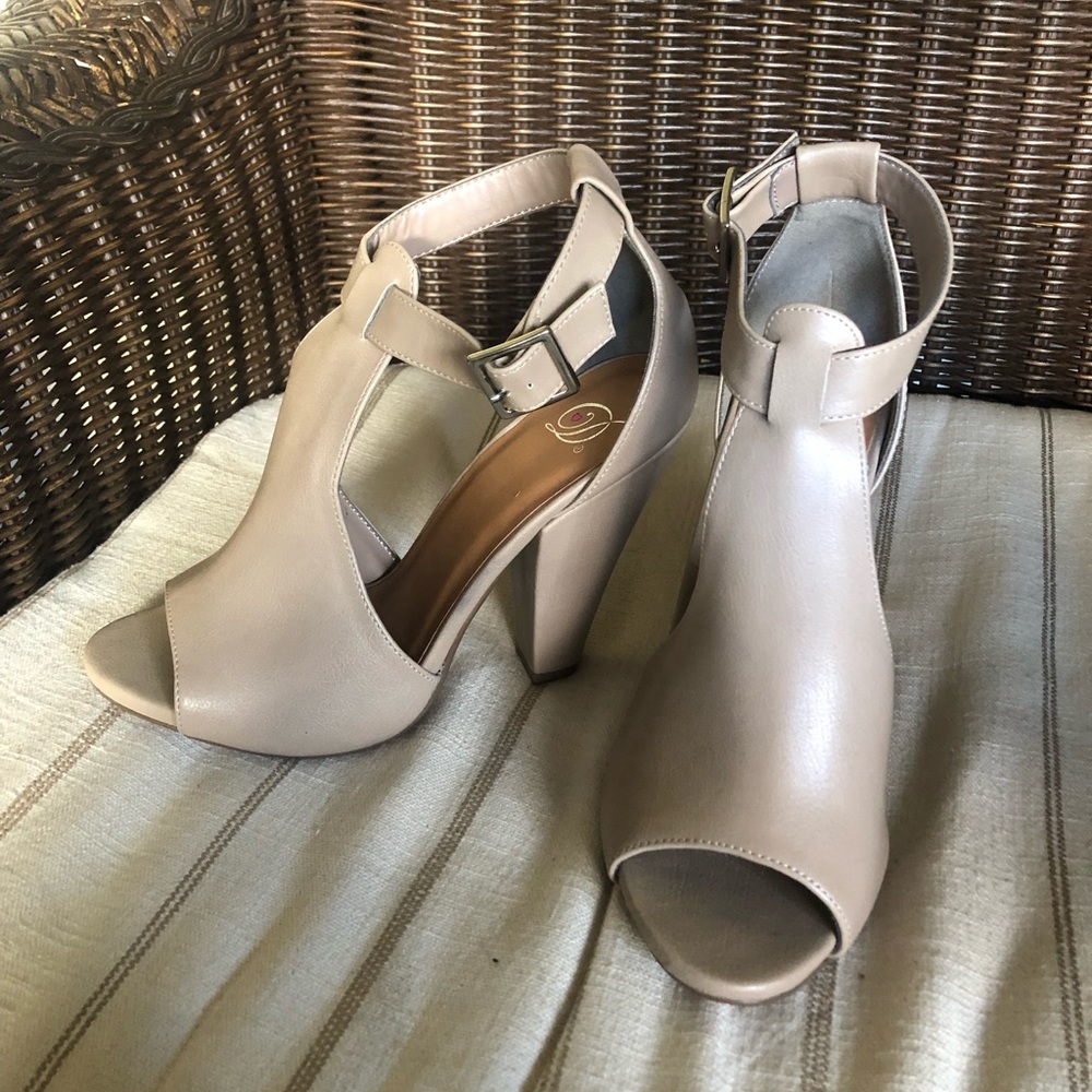 Tan Open-Toe Heels Size 8
